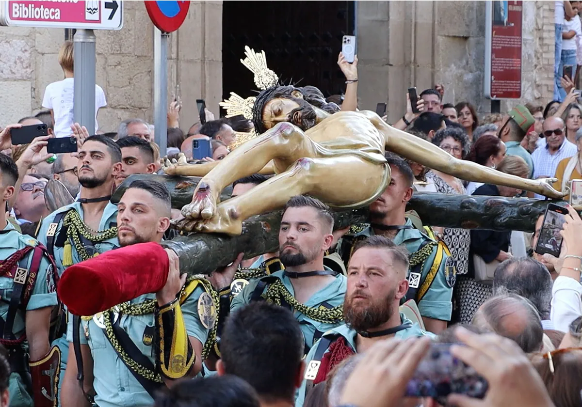 Legionarios portan la imagen del Cristo de la Sangre de Lucena este sábado