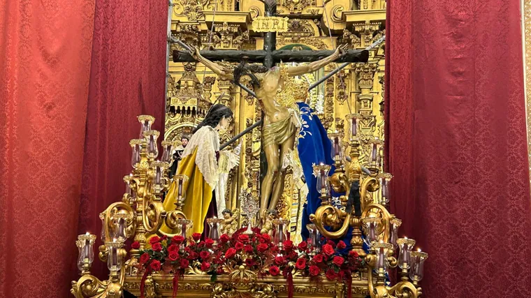 El Cristo de la Sangre en su paso original de misterio antes de su salida procesional extraordinaria