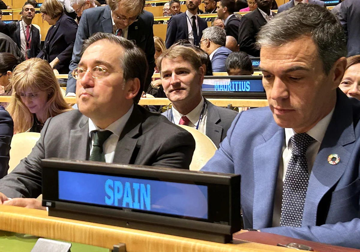 El ministro de Exteriores, José Manuel Albares, y el presidente del Gobierno, Pedro Sánchez, esta semana en la ONU