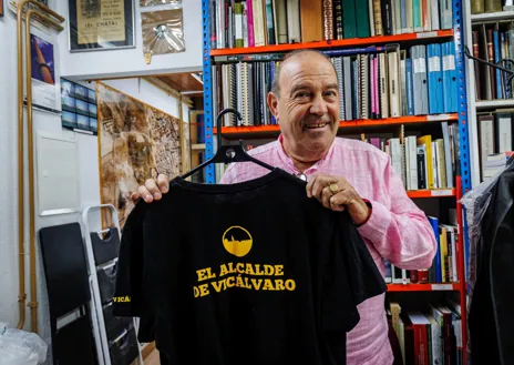 Imagen secundaria 1 - Arriba, la mesa del alcalde que se utilizaba en el antiguo Ayuntamiento de Vicálvaro, con todos sus elementos. Abajo, izquierda, Valentín González con una camiseta reivindicativa. Derecha, una chapa con la imagen de la antigua Casa Consistorial