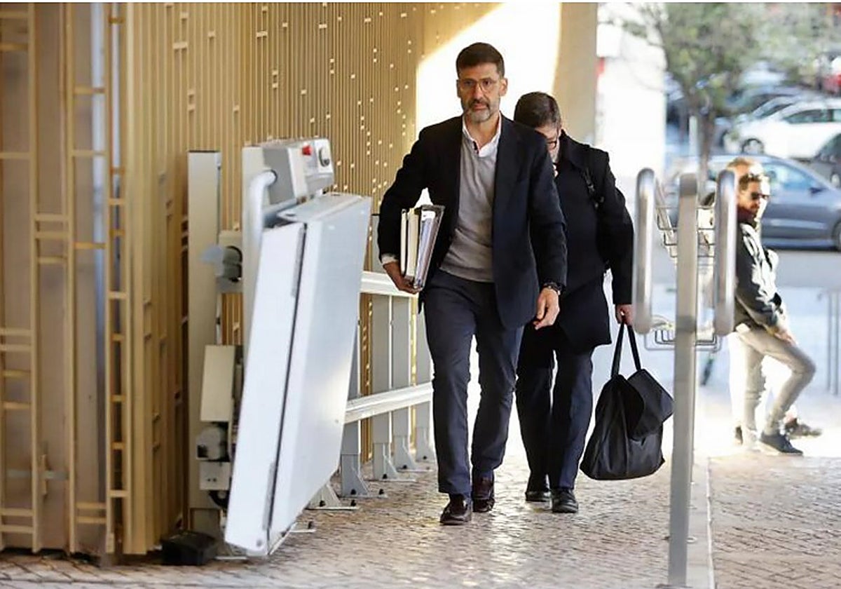 Jesús León a la entrada a la Ciudad de la Justicia de Córdoba