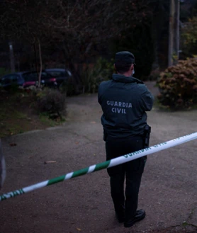 Imagen secundaria 2 - Sobre estas líneas, imágenes del registro que los agentes de la Guardia Civil realizaron, en compañía de un antropólogo forense, para recuperar los restos óseos de la víctima.