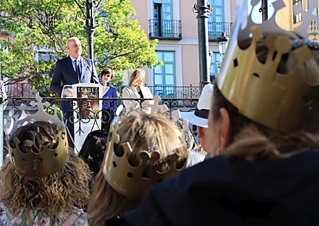 Imagen secundaria 1 - Desde la más pequeña, de tan sólo 26 días, junto a su orgullosa tía, a mujeres que hasta se han ataviado para la ocasión, más de 200 Isabel, María Isabel, Isa, Ysabel... han acudido a la llamada con motivo de la proclamación como Reina de Isabel la Católica en Segovia hace casi 550 años
