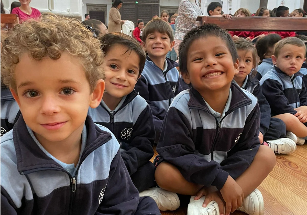 Alumnos del colegio Medalla Milagrosa durante la celebración eucarística en la iglesia de San Ildefonso