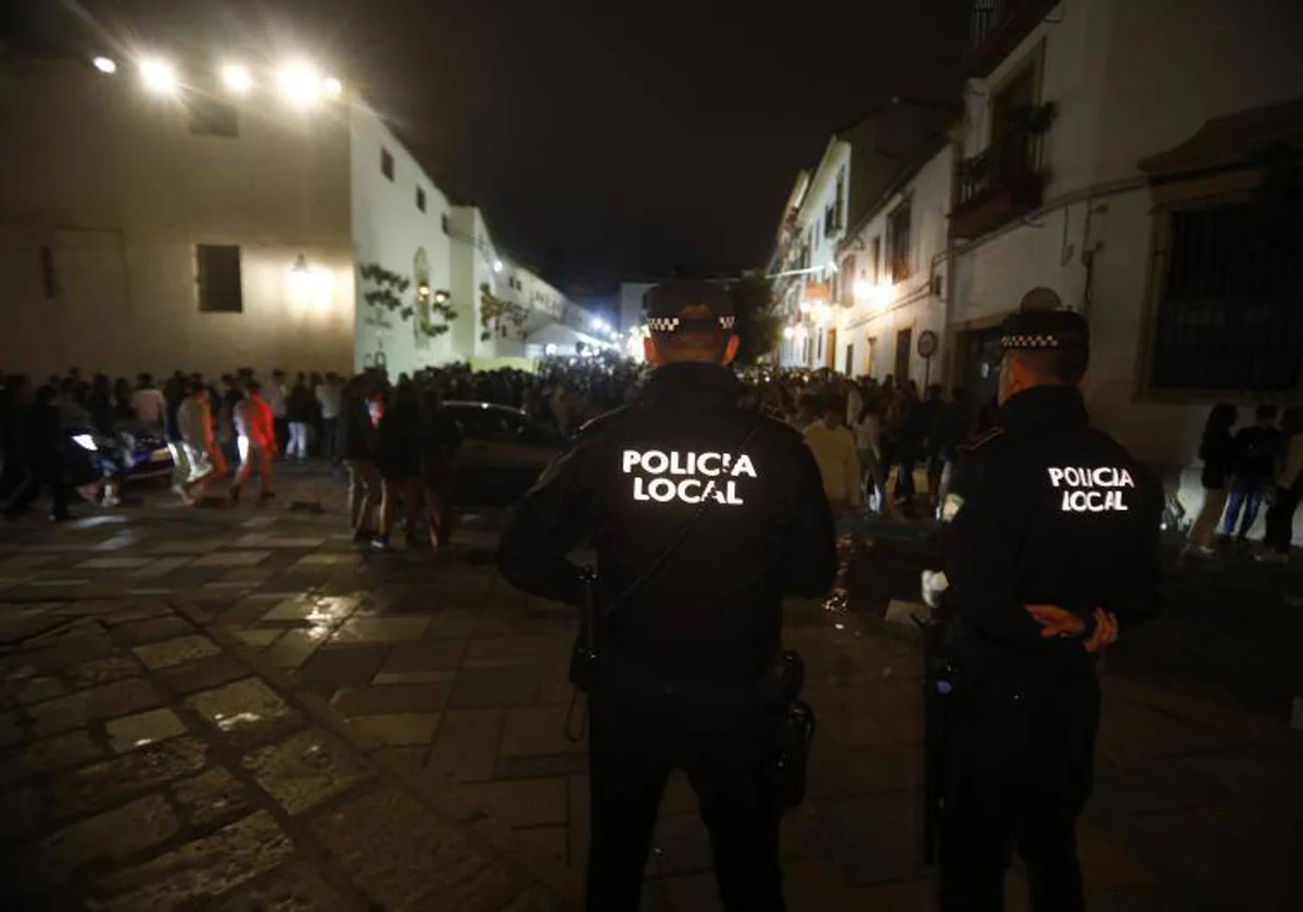 Dos policías locales durante una verbena en Santa Marina en una imagen de archivo