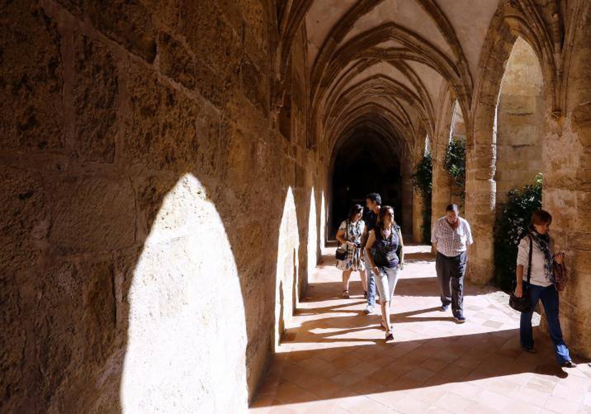 Imagen de un grupo de visitantes en el claustro del Monasterio de San Jerónimo