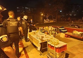Los vecinos se quejan del ruido y la Policía se encuentra a 200 personas cenando en la calle: «Tenían menú del día»