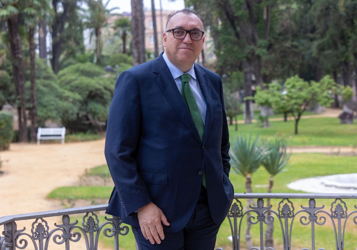 Arturo Bernal, en los jardines de la nueva sede de la Consejería de Turismo