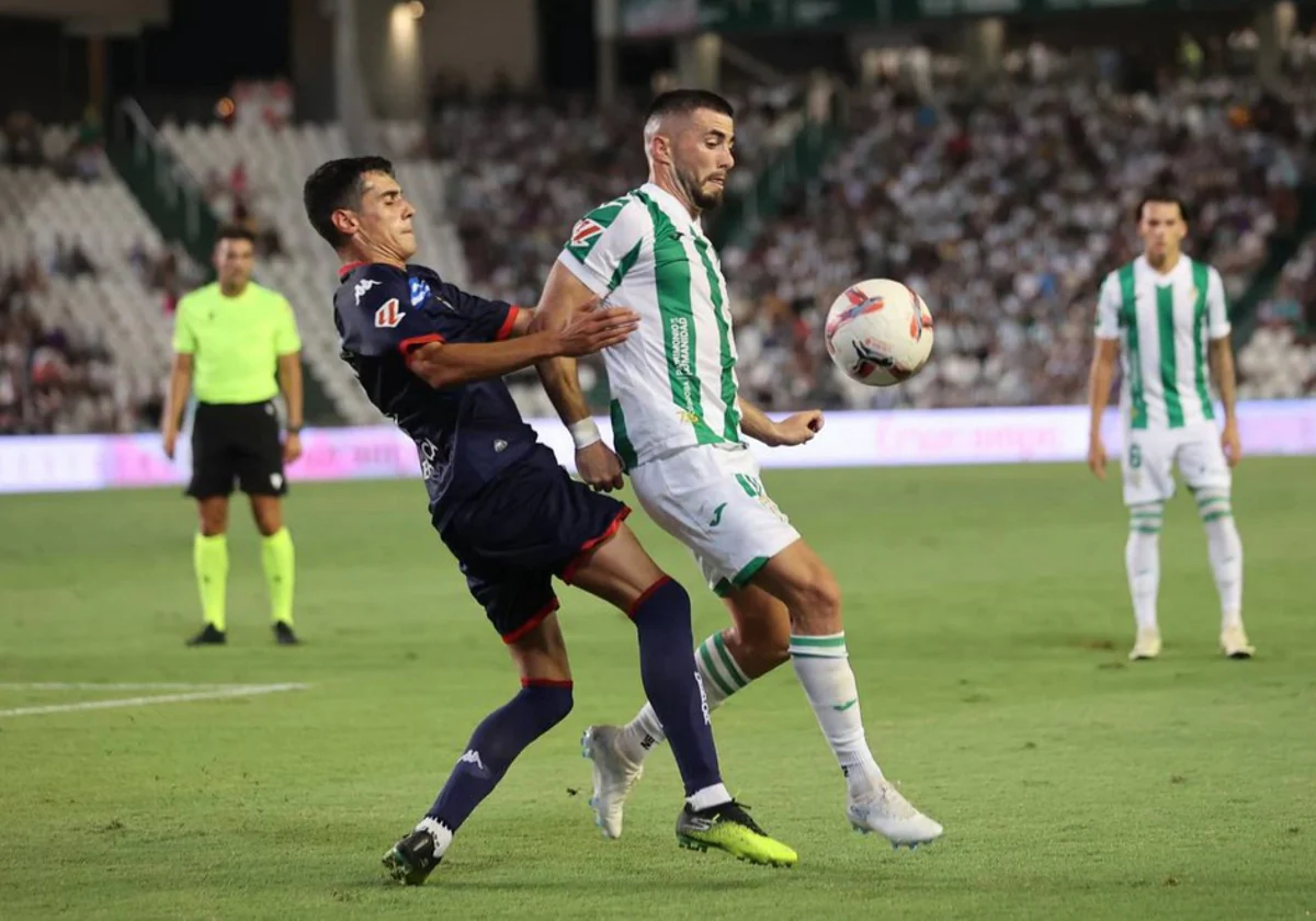 Jacobo disputa el balón ante un rival en El Arcángel