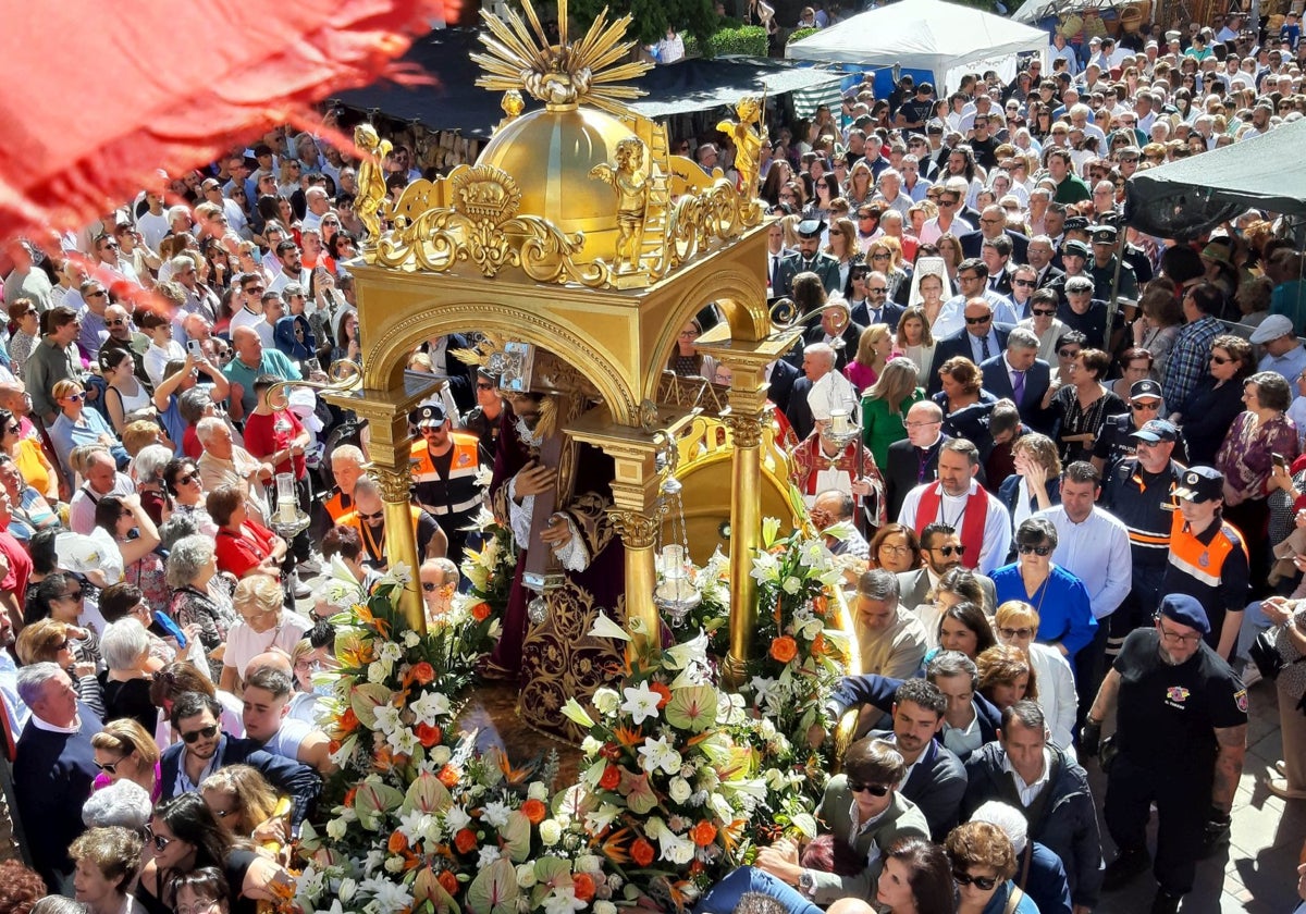 Un momento de la multitudinaria procesión por las calles de Urda