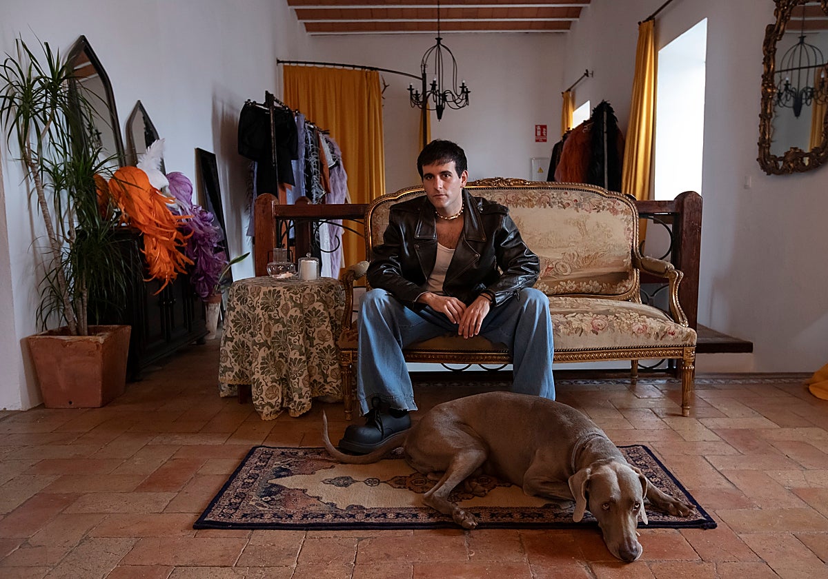 Alejandro Gómez Palomo, en su casa de Posadas junto a su perro Lucio