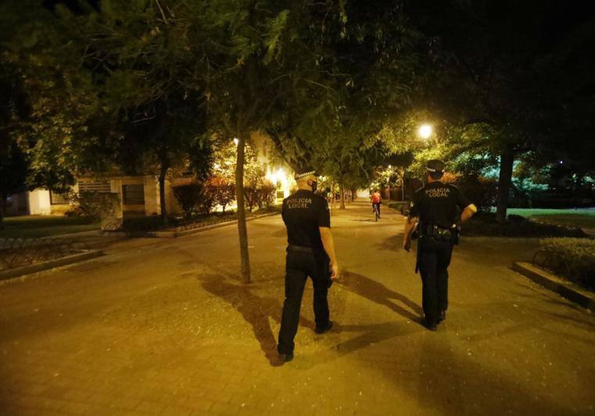 Pareja de la Policía Local durante un servicio en la capital cordobesa