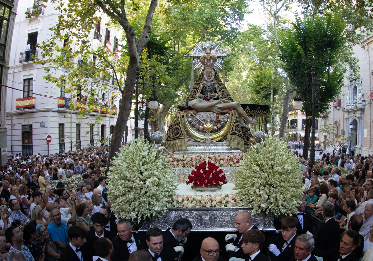 La Virgen de las Angustias, justo después de salir de la basílica que lleva su nombre