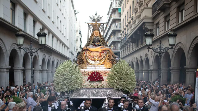 La procesión, a su paso por la calle Ángel Ganivet