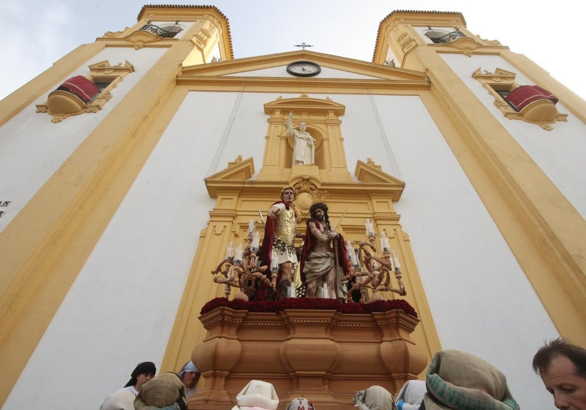 El Señor de los Afligidos sale de la parroquia de San Vicente Ferrer por la puerta principal