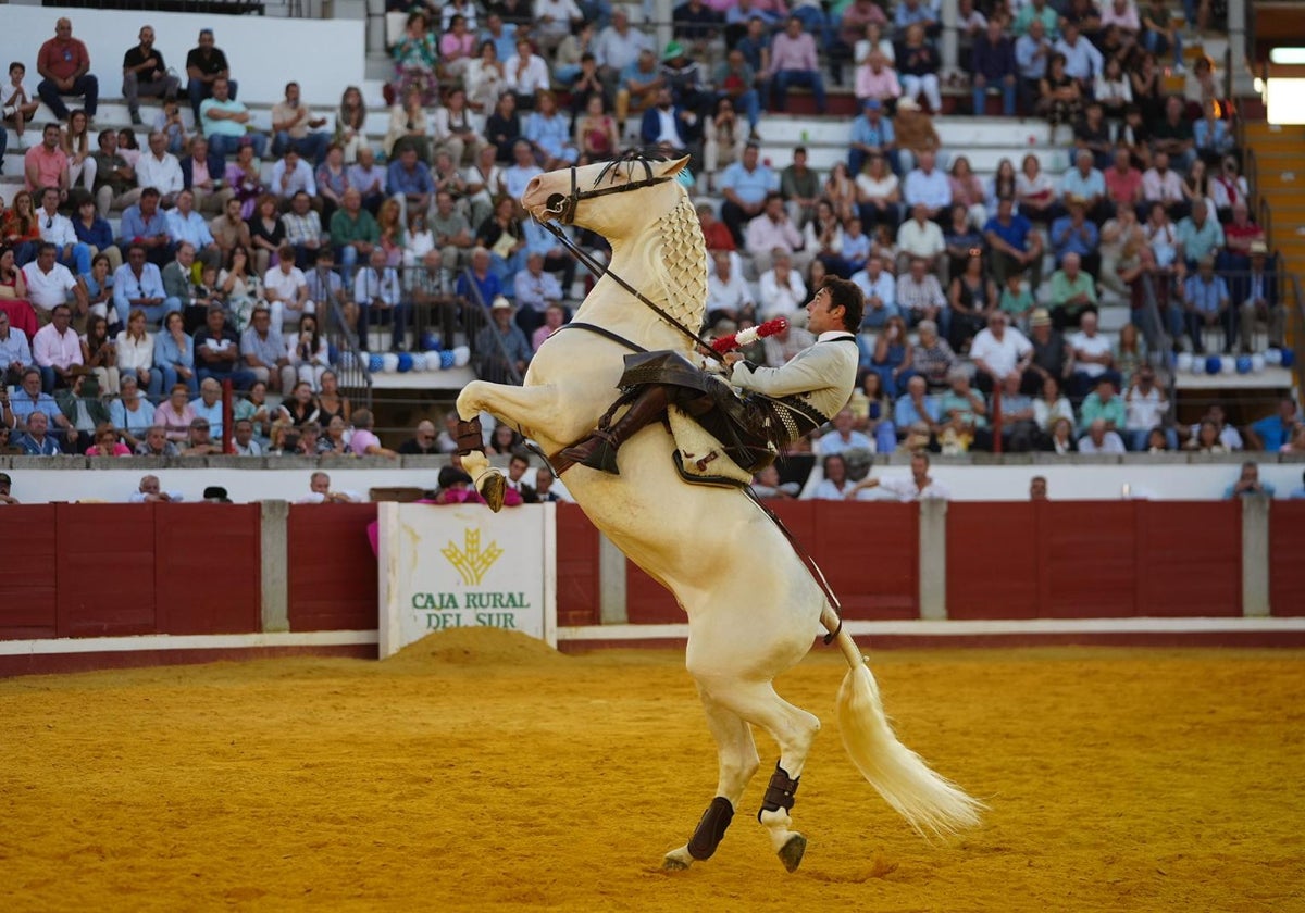 Andy Cartagena haciendo equilibrio puro con su caballo en el centro de lap laza