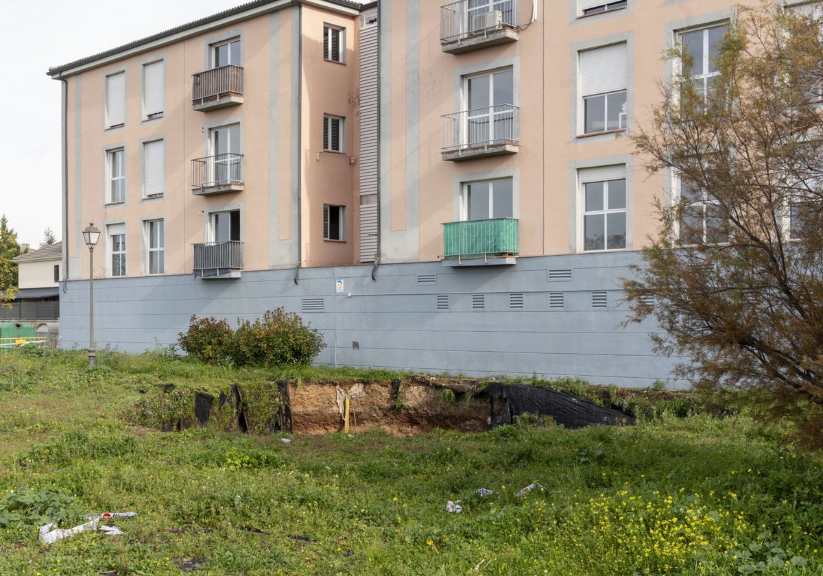 Bloques afectados, junto al socavón que apareció en el barrio de la Montaña, en Aranjuez