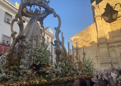 Imagen secundaria 1 - En la fotografía superior, la Virgen del Socorro entra en la plaza de San Pedro. Debajo a la izquierda, el paso aproximándose a la basílica de San Pedro. A la derecha, por la calle Don Rodrigo   