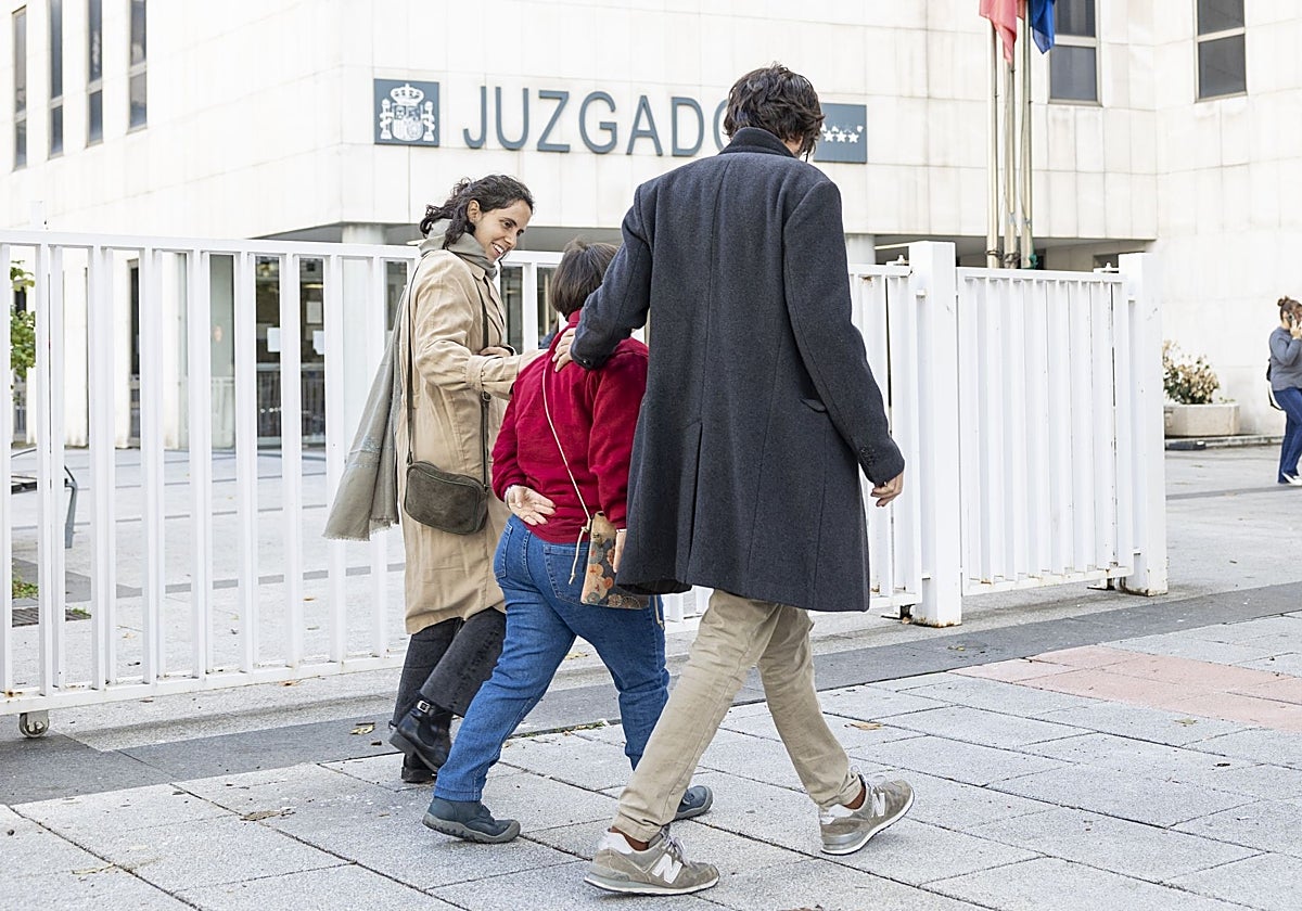 Malluca Alemany e Israel Berenguer, dos facilitadores, acompañan a una persona con síndrome de Down al juicio