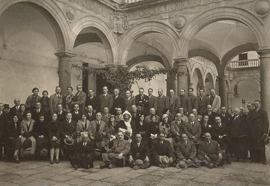 Visita a Toledo del presidente del Rotary Internacional con miembros de clubes españoles el 9 de marzo de 1934. Los excursionistas posan en el patio de Tavera. En la primera fila, desde la izquierda, en séptimo lugar, John Nelson. En el suelo, tercero por la derecha, Diego Soldevilla, del 'Rotary' de Toledo. https://toledosattic.org