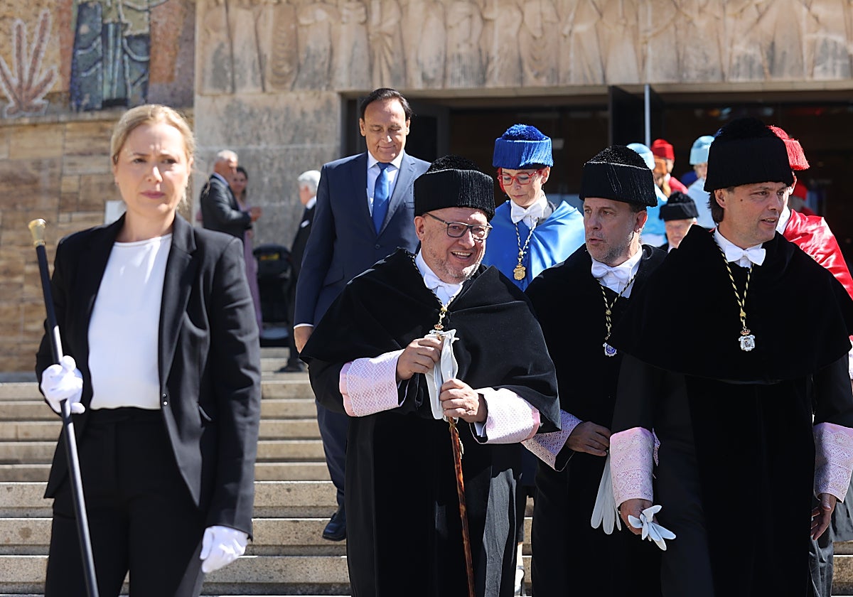 Manuel Torralbo en primer término a la salida del acto oficial y el consejero Gómez Villamandos al fondo