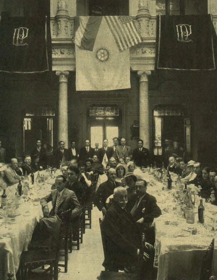 El 30 de mayo de 1934 el 'Rotary Club' de Toledo organizó en el Hotel Castilla la recepción oficial de la ciudad a la comisión municipal llegada de Toledo de Ohio. De pie, en el centro, su presidente, José Esteban Infantes, entre el embajador norteamericano Claude G. Bowers y el vicealcalde Charles C. Hoover.