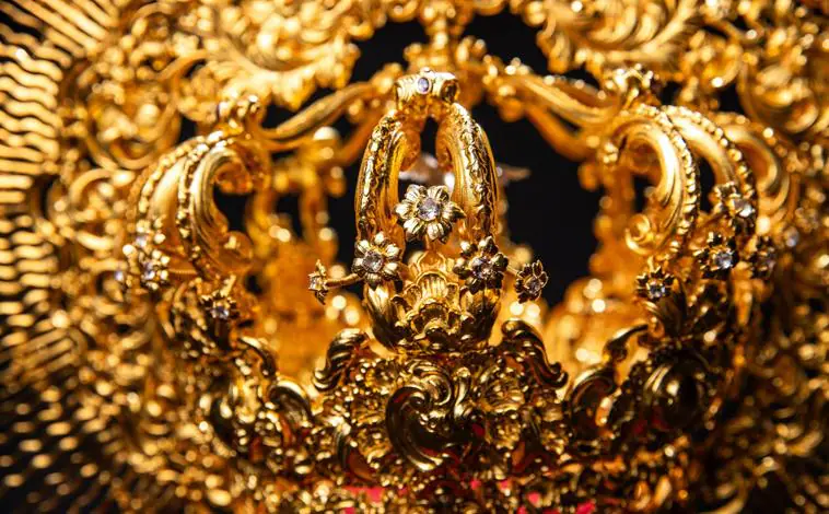 Imagen principal - Detalles de la corona de la Pastora de Málaga