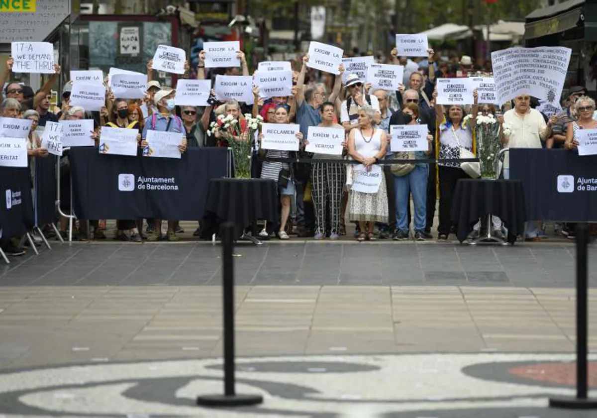 Protesta durante el quinto aniversario de los atentados del 17-A. Decenas de manifestantes exigieron «saber la verdad»