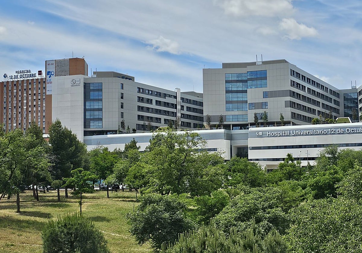 En primer plano, nuevo edificio central del Hospital 12 de Octubre. A la izquierda, la antigua torre de residencia general, que será derribada