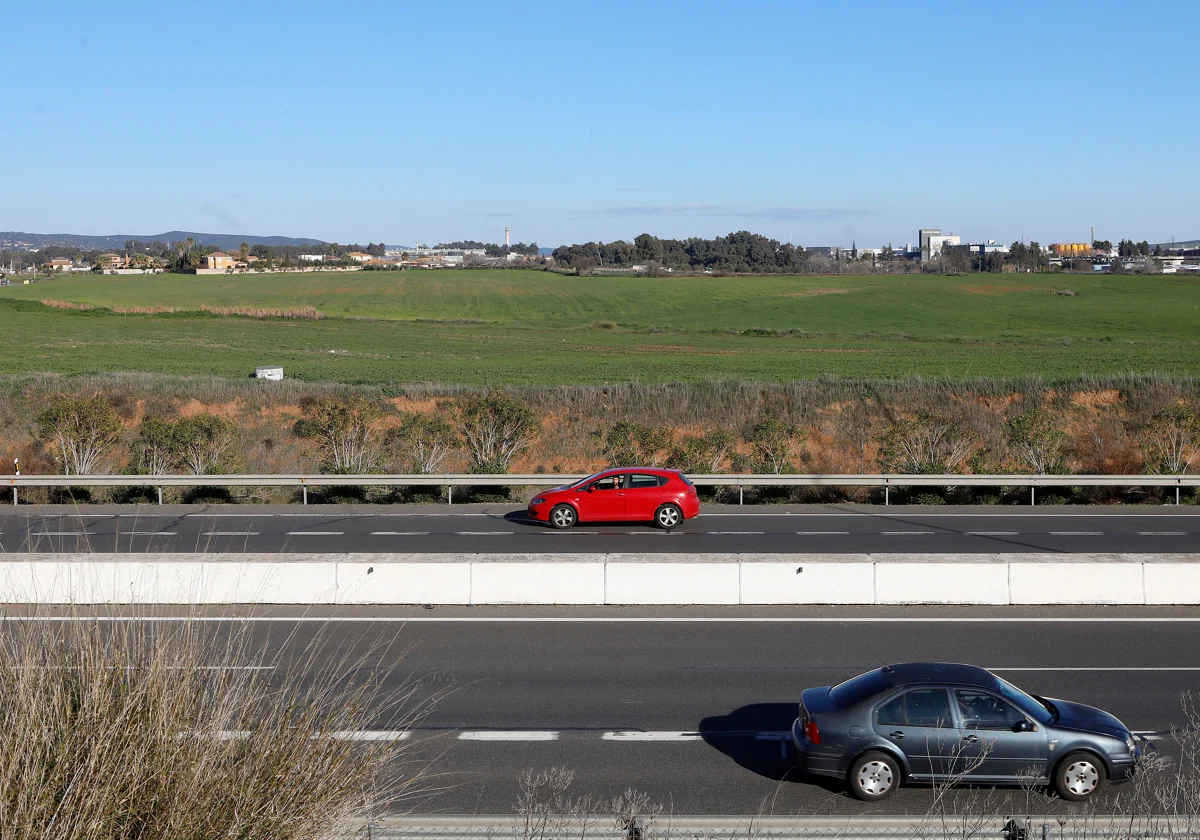 Al fondo, los terrenos de la Ciudad de Levante limitados por la antigua N-IV al sur