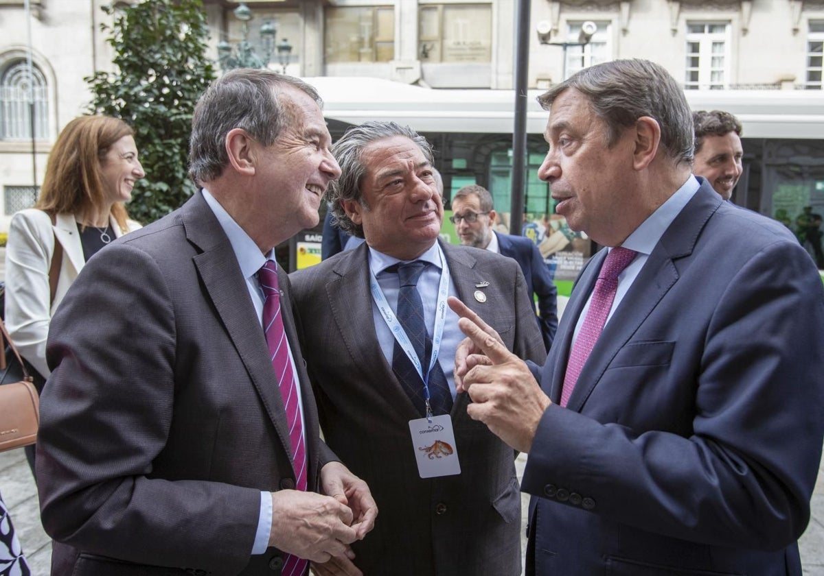 Abel Caballero (izq), Eloy García (centro) y Luis Planas antes del Congreso Conxemar-FAO en Vigo