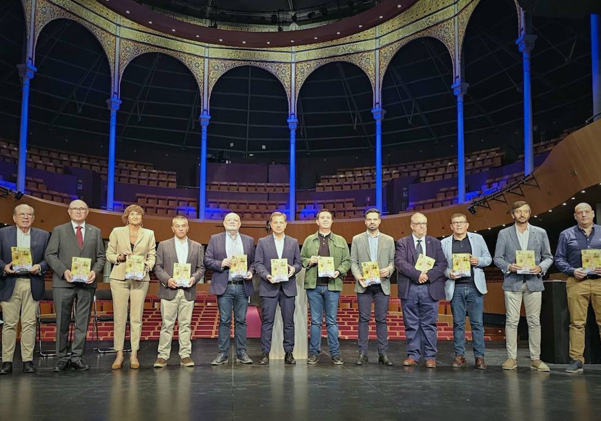 Algunas de las autoridades que han asistido a la presentación del programa del Cultural Albacete