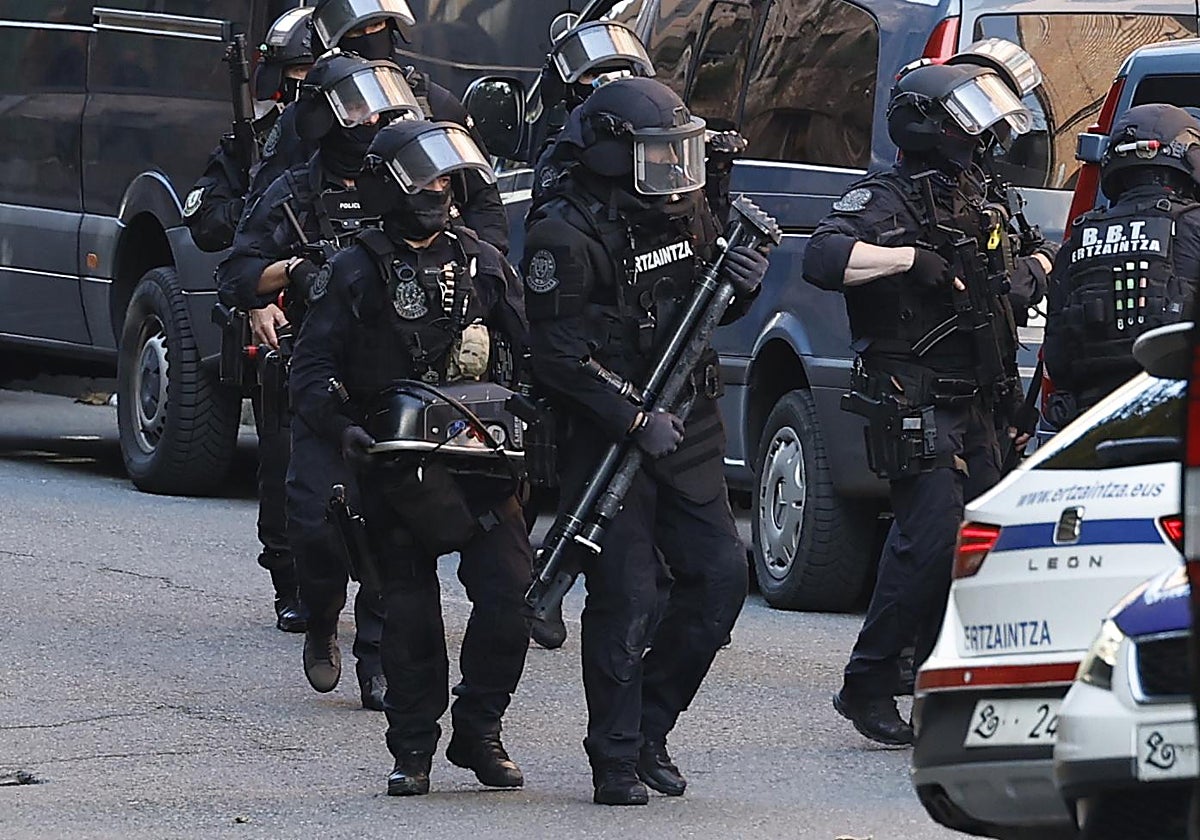 Agentes de la Ertzaintza desplegados en el lugar de los hechos