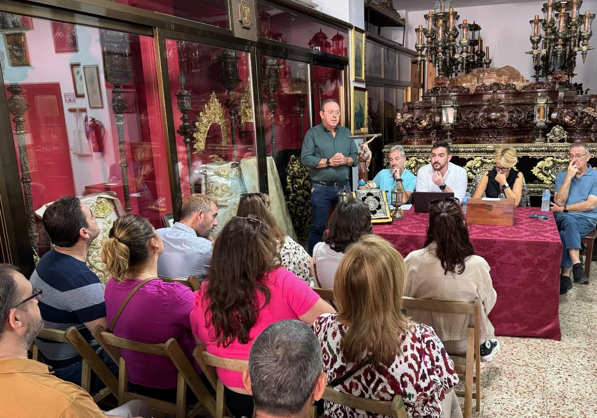 Enrique Ruiz Flores, de pie, durante el cabildo del domingo