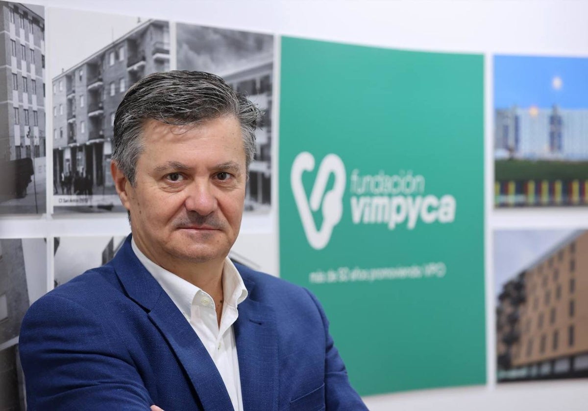 El gerente de la Fundación Vimpyca Luis Sánchez en las instalaciones de la entidad inmobiliaria