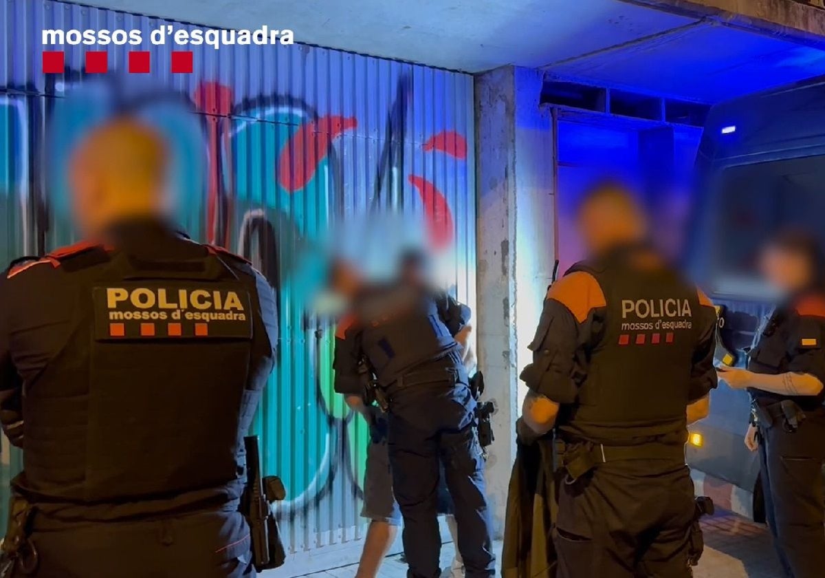 Agentes registran a un individuo, durante el dispositivo contra las armas blancas