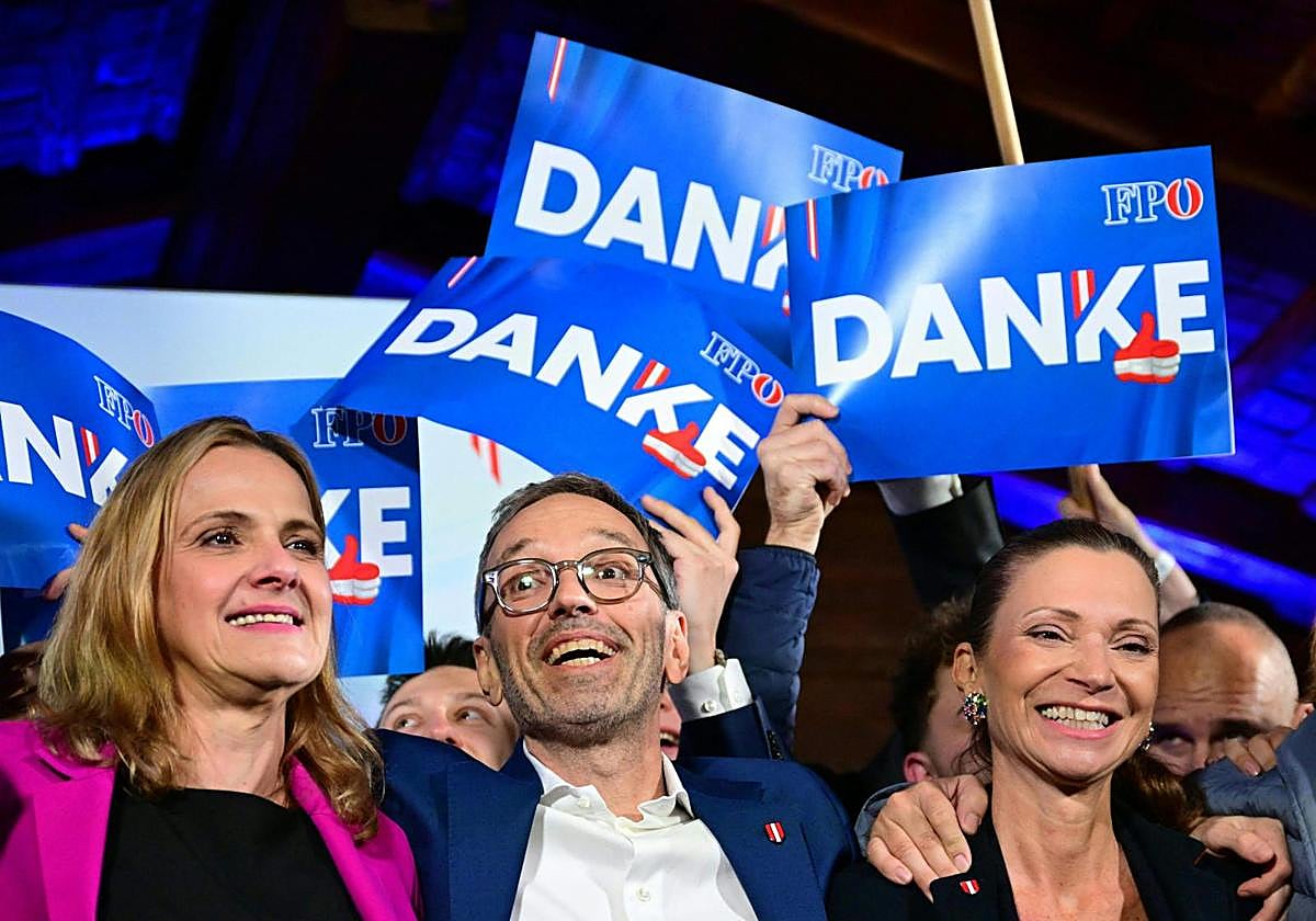 Herbert Kickl (en el centro), líder y principal candidato del populista de derecha Partido de la Libertad de Austria (FPÖ)