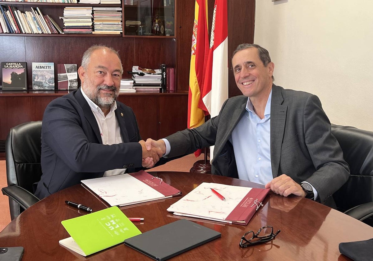 Julián Garde y Fernando Lombo durante la firma del convenio