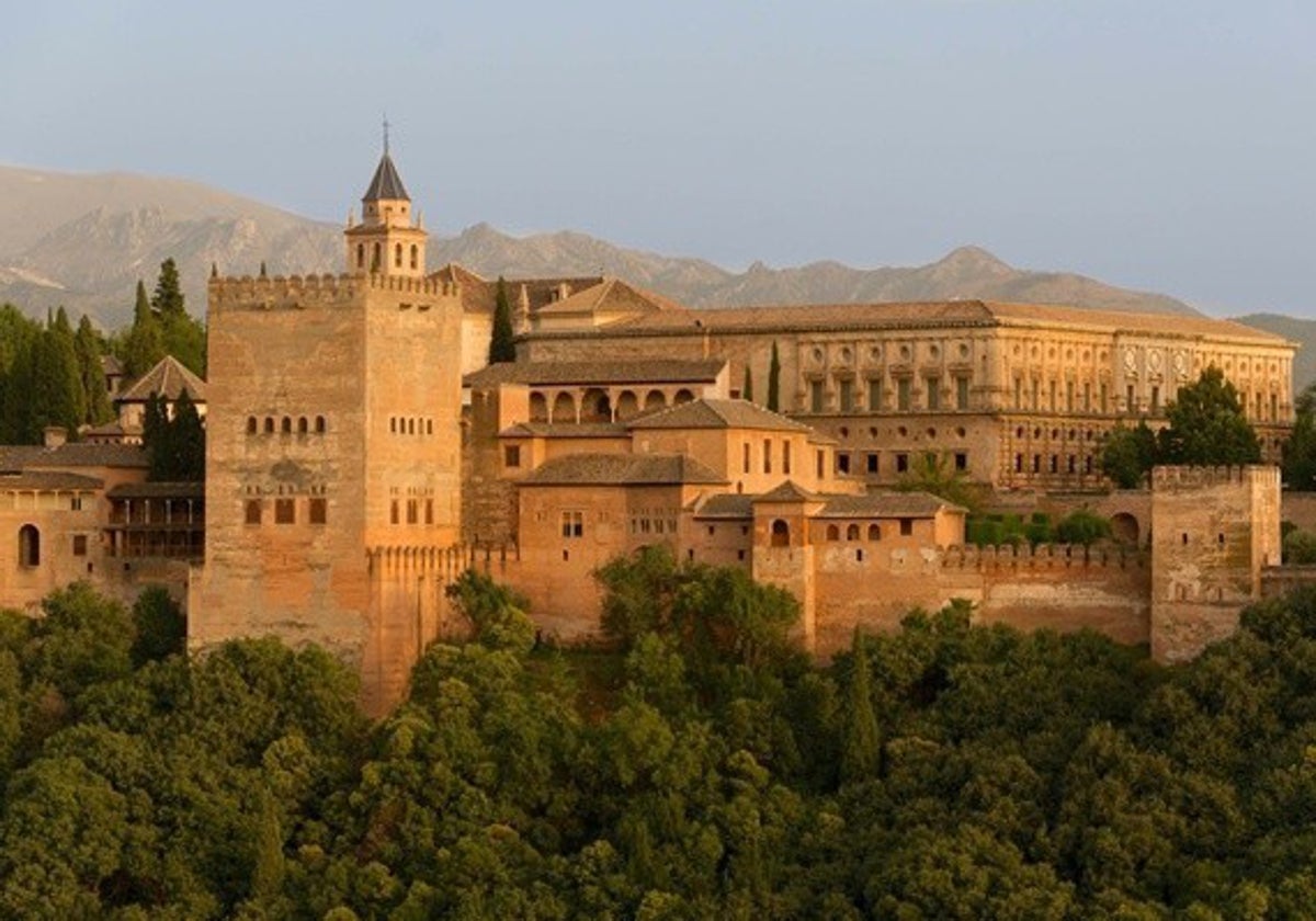 Vista de la fortaleza nazarí y el Palacio de Carlos V