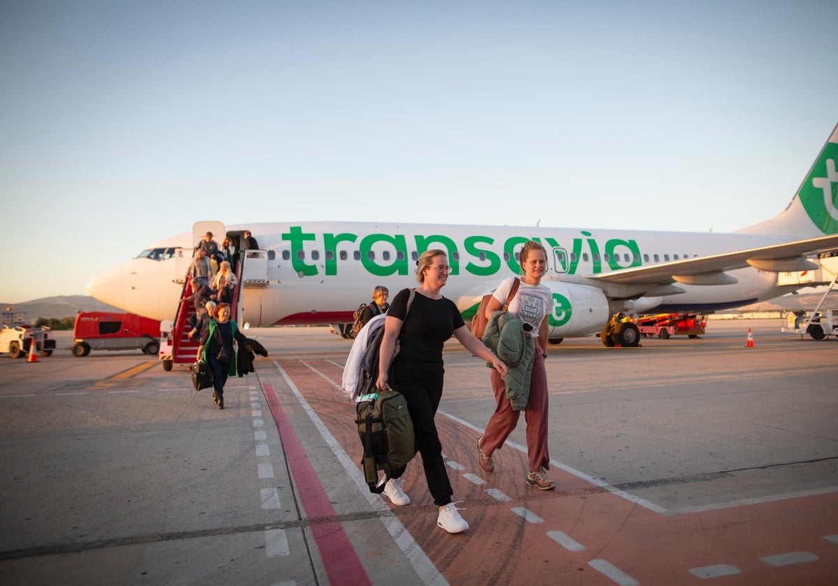 Viajeros descienden del primer avión llegado a Granada desde Amsterdam