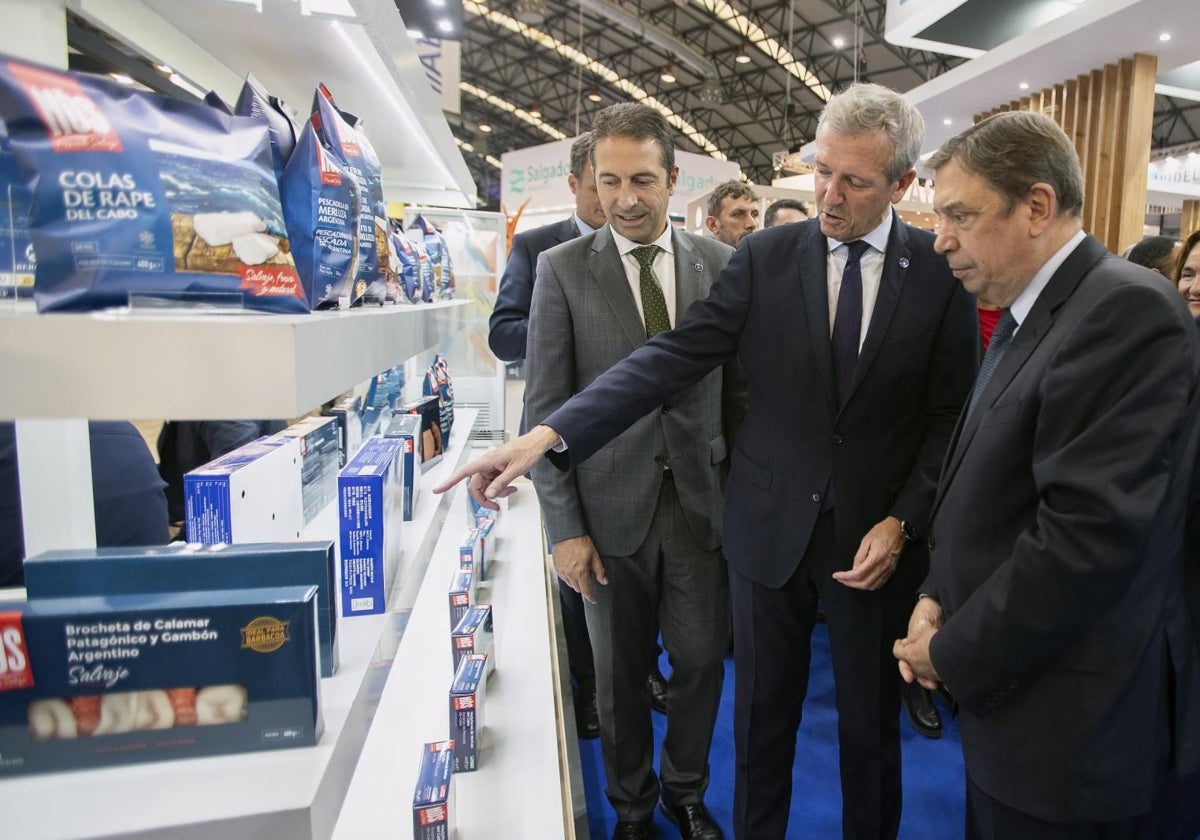 El conselleiro do Mar, Alfonso Villares (izq), el presidente de la Xunta, Alfonso Rueda (centro) y el ministro de Alimentación, Agricultura y Pesca, Luis Planas