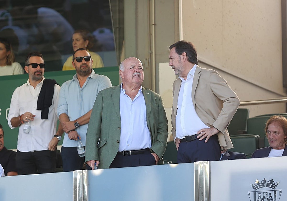 Antonio Fernández Monterrubio conversa con Jesús Aguirre en EL Arcángel