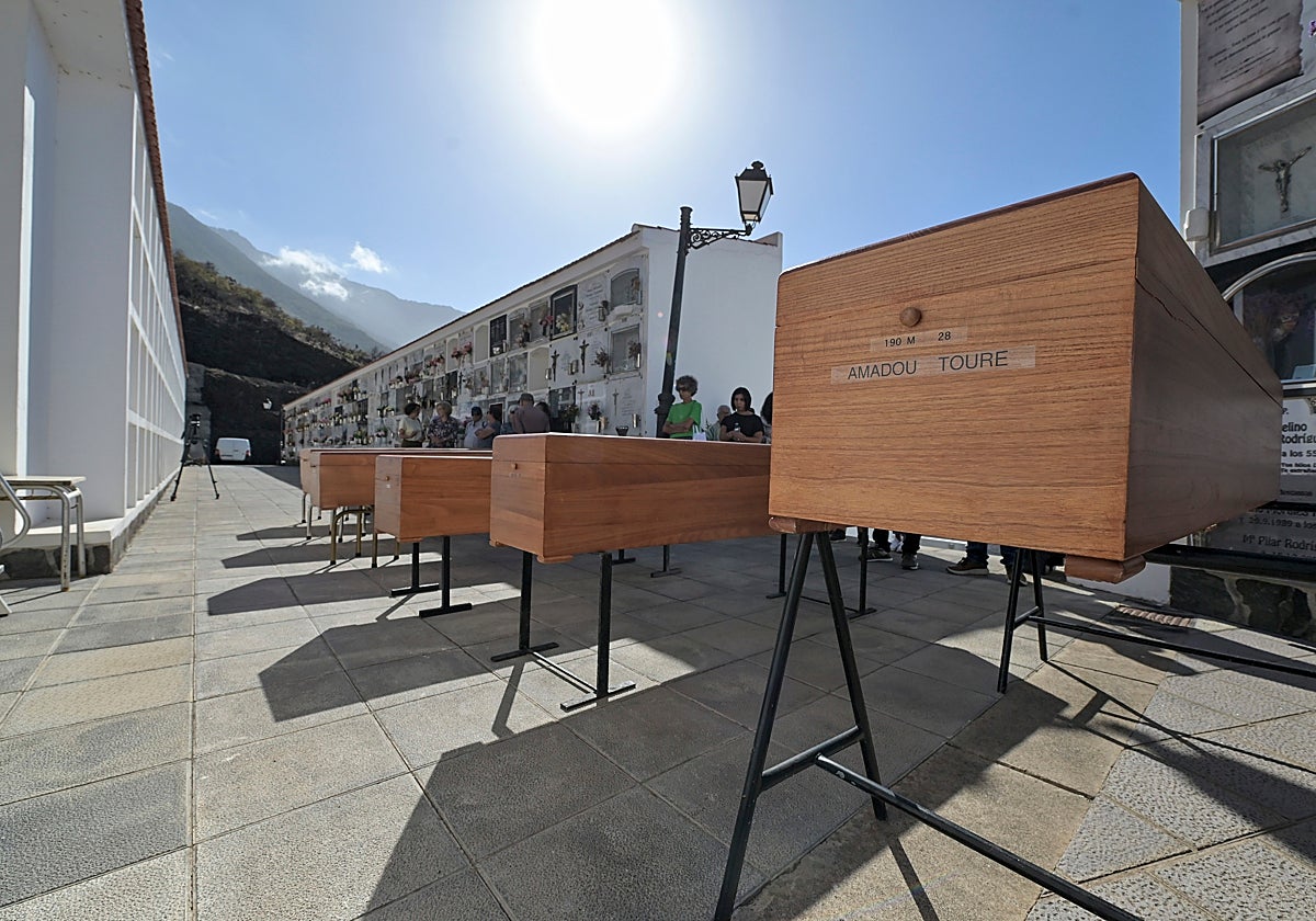 Seis de los nueve migrantes fallecidos el pasado sábado han recibido sepultura en el cementerio de La Frontera