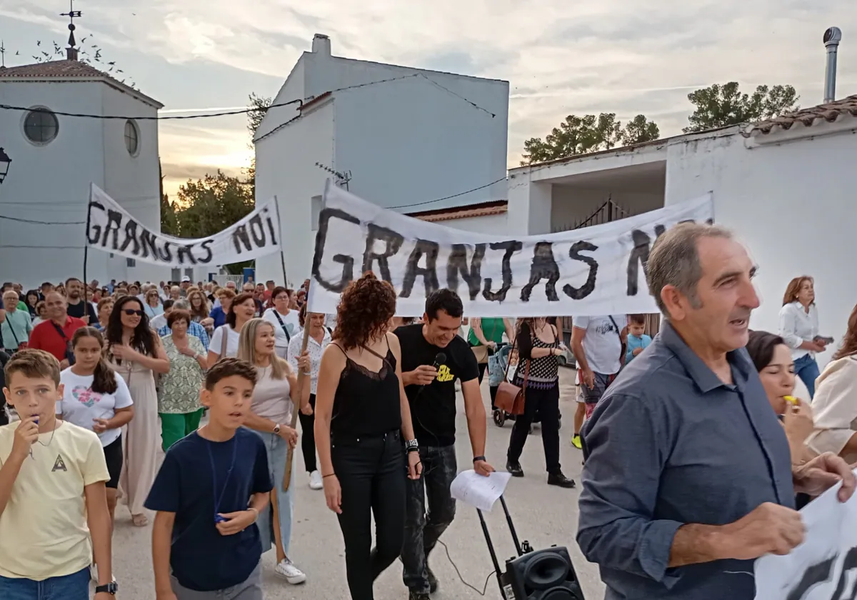 Manifestación en la localidad de Campillo del Río contra las granjas intensivas