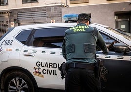 Un hombre envenena a un amigo con un licor y lo envía a la UCI en Valencia: «Empezó a vomitar sangre»