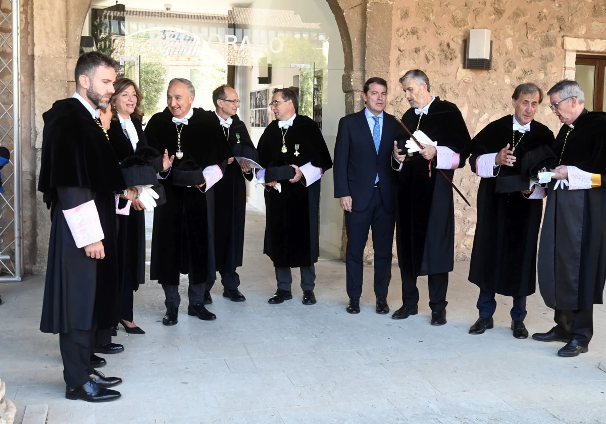 El presidente de la Junta, Alfonso Fernández Mañueco, junto a rectores de las universidades de Castilla y León en la apertura del curso en Burgos