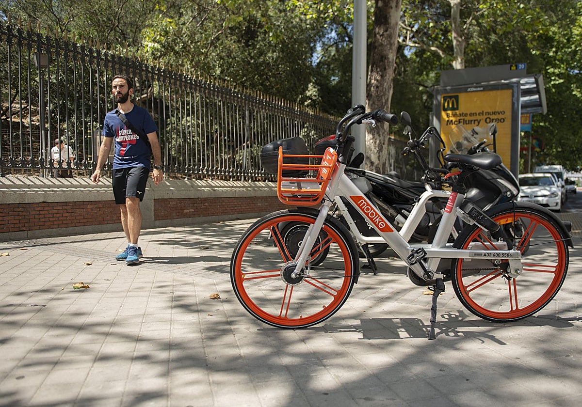 Una bicicleta de alquiler en la zona de El Retiro