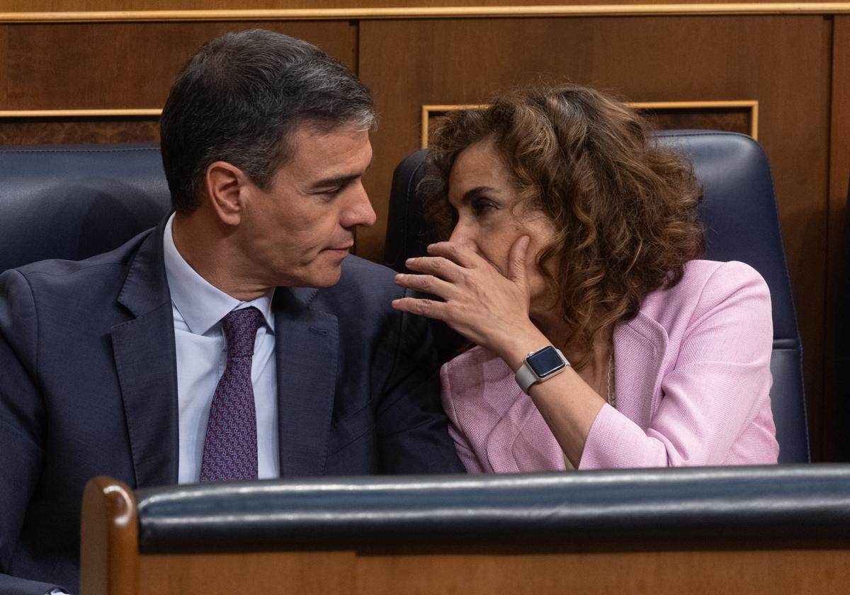 María Jesús Monterio dialoga con Pedro Sánchez, durante una sesión en el Congreso