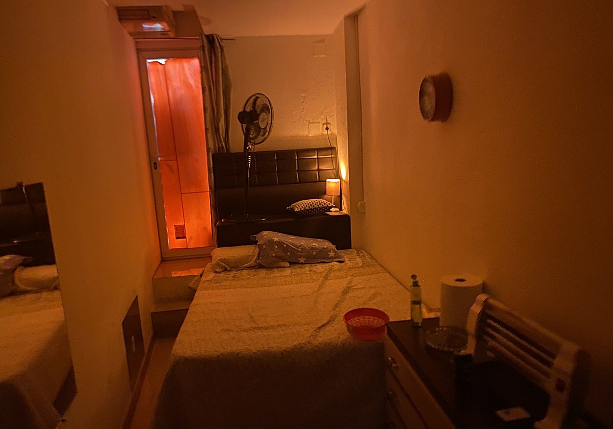 Una de las dos camas del zulo con el que estafaron a la pareja, en Usera