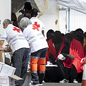 «No puede ser» que los menores duerman en LA camilla en un CATE después de seis días en un cayuco